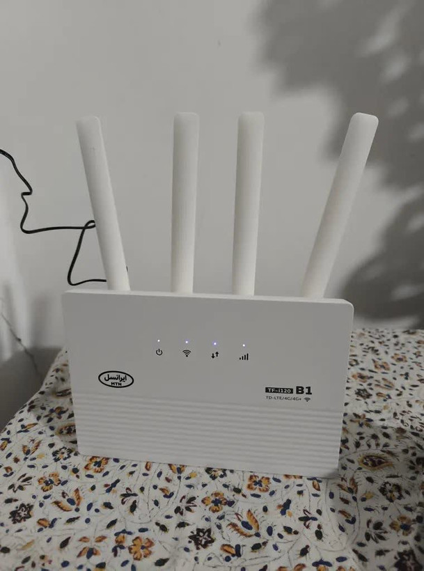 مودم روتر 4G ایرانسل مدل TF-i120 B1 با حمایت LTE Cat 12، سرعت دانلود 600 مگابیت، آپلود 100 مگابیت، وایفای دوبانده 2.4 و 5 گیگاهرتز، پشتیبانی همزمان 32 کاربر، چهار پورت اترنت و قابلیت اتصال بیسیم و باسیم